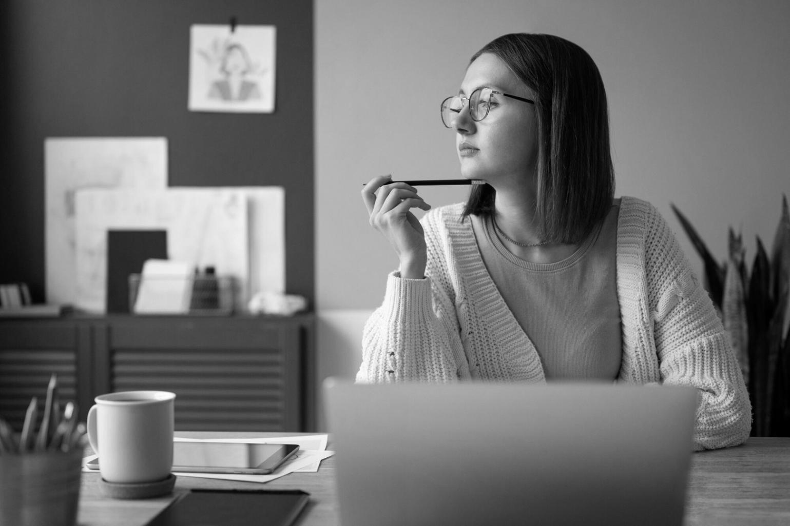 Participant satisfait consultant ses progrès budgétaires sur tablette