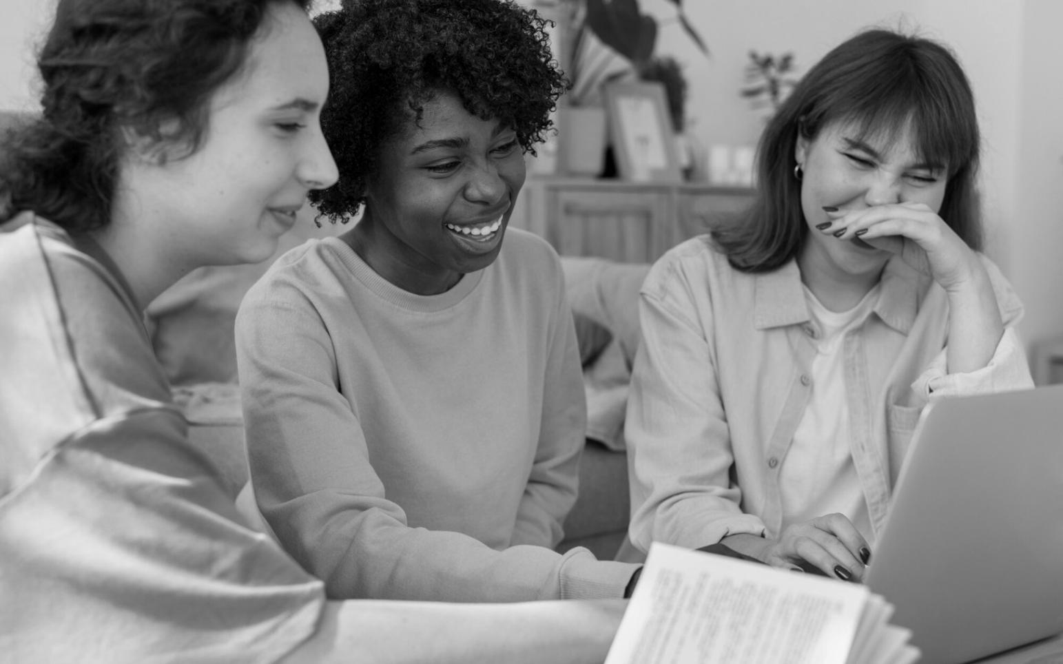 Documents de formation budgétaire avec graphiques et calculatrices utilisés durant les ateliers pratiques