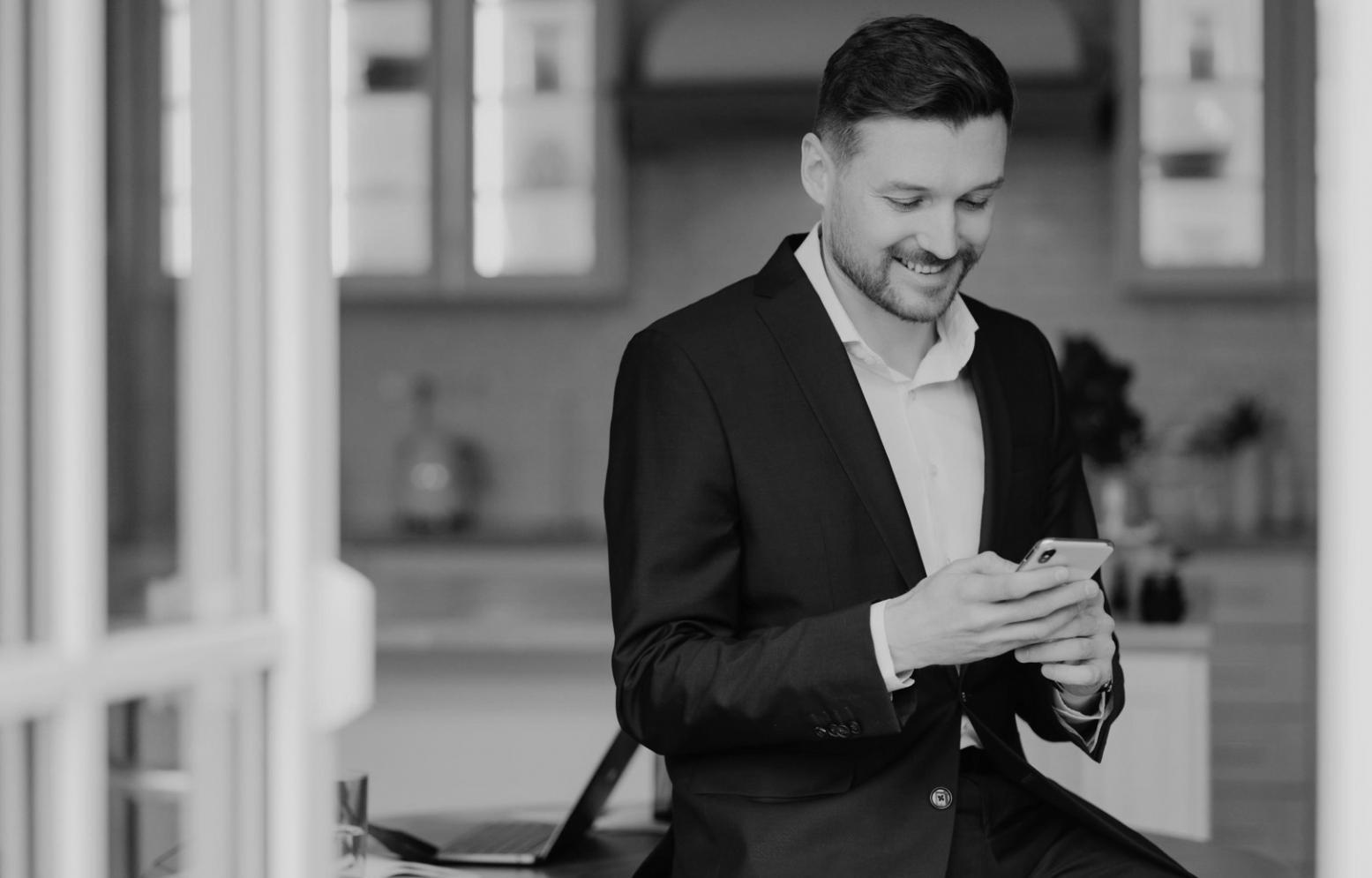 Participant utilisant des outils de planification budgétaire durant une session de formation